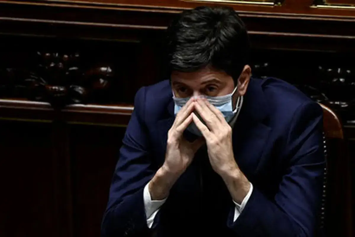Roberto Speranza Il green pass diventa inutile? L'Ue: Non necessario per spostarsi